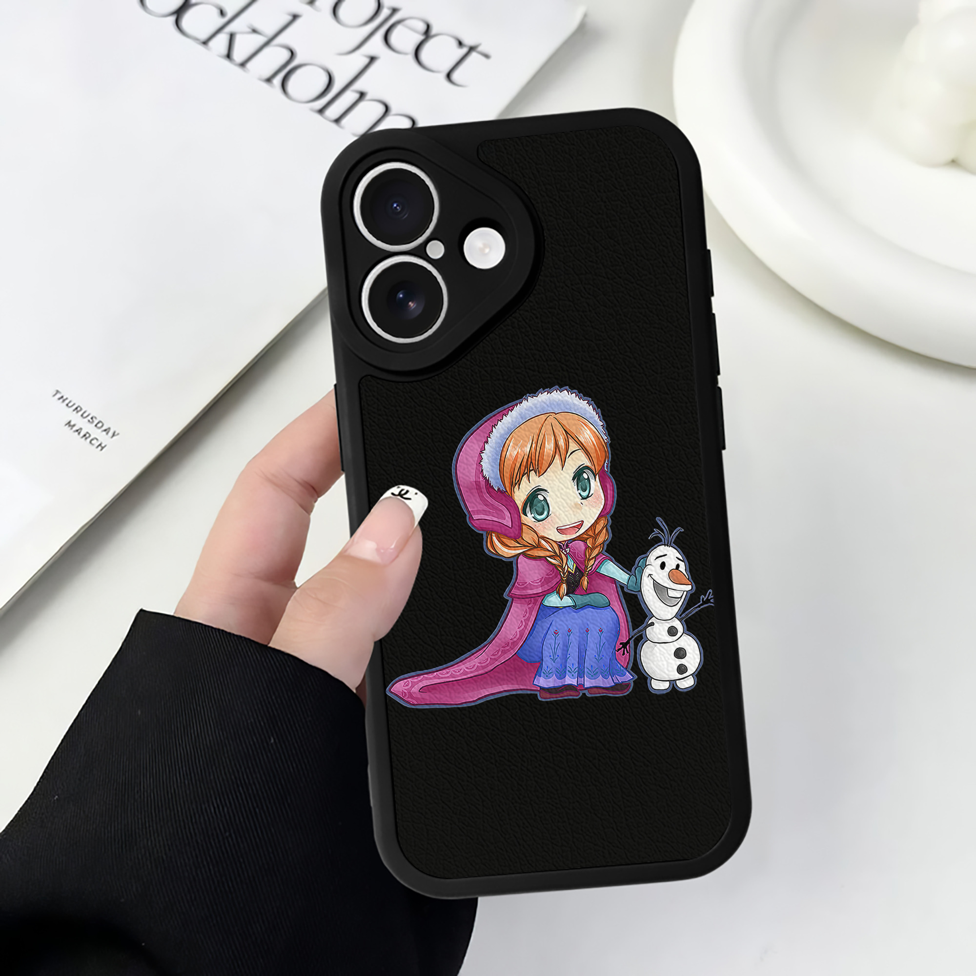 （画像用） アナと雪の女王 アンナ エルサ Frozen Anna Elsa 【iPhone 16シリーズ対応】シリコンスマホケース（レザー調） 材質：シリコン